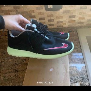 (NEW) YEEZY ROSHE SIZE 9